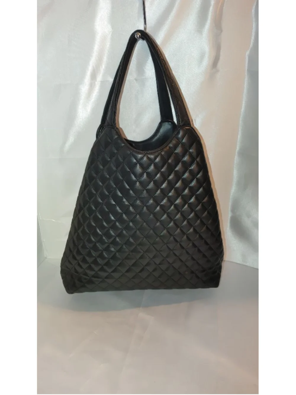 Saint Laurent ICARE Diamond Maxi Quilted Lambskin Shopping Tote - Picture 5 of 10